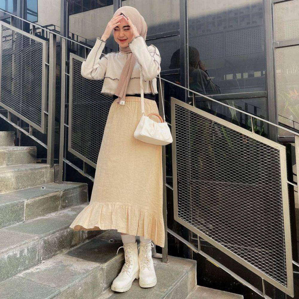 Padu Padan Hijab dan Rok Midi (instagram.com/refinahabilia)