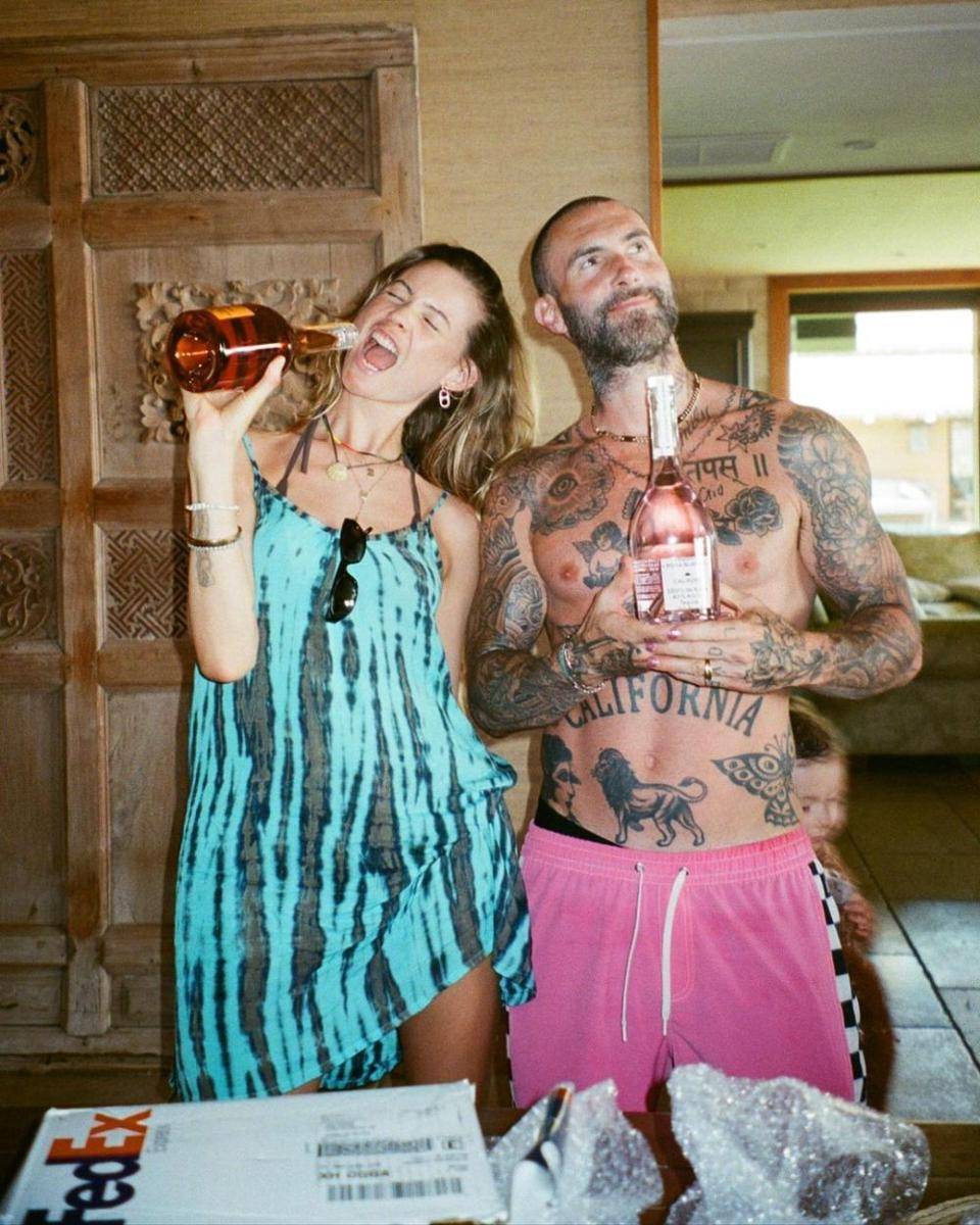 Adam Levine dan Behati Prinsloo (instagram.com/behatiprinsloo)