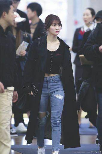 Bawahan celana jeans Momo Twice (aminoapps.com/shan)