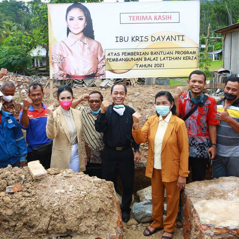 potret Krisdayanti dengan warga desa di Malang (instagram.com/krisdayantilemos)