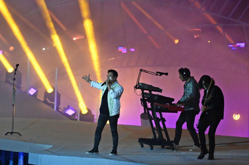 Penampilan grup musik Noah pada penutupan PON Papua di Stadion Lukas Enembe, Kompleks Olahraga Kampung Harapan, Distrik Sentani Timur, Kabupaten Jayapura, Papua, Jumat (15/10/2021). ANTARA FOTO/Nova Wahyudi