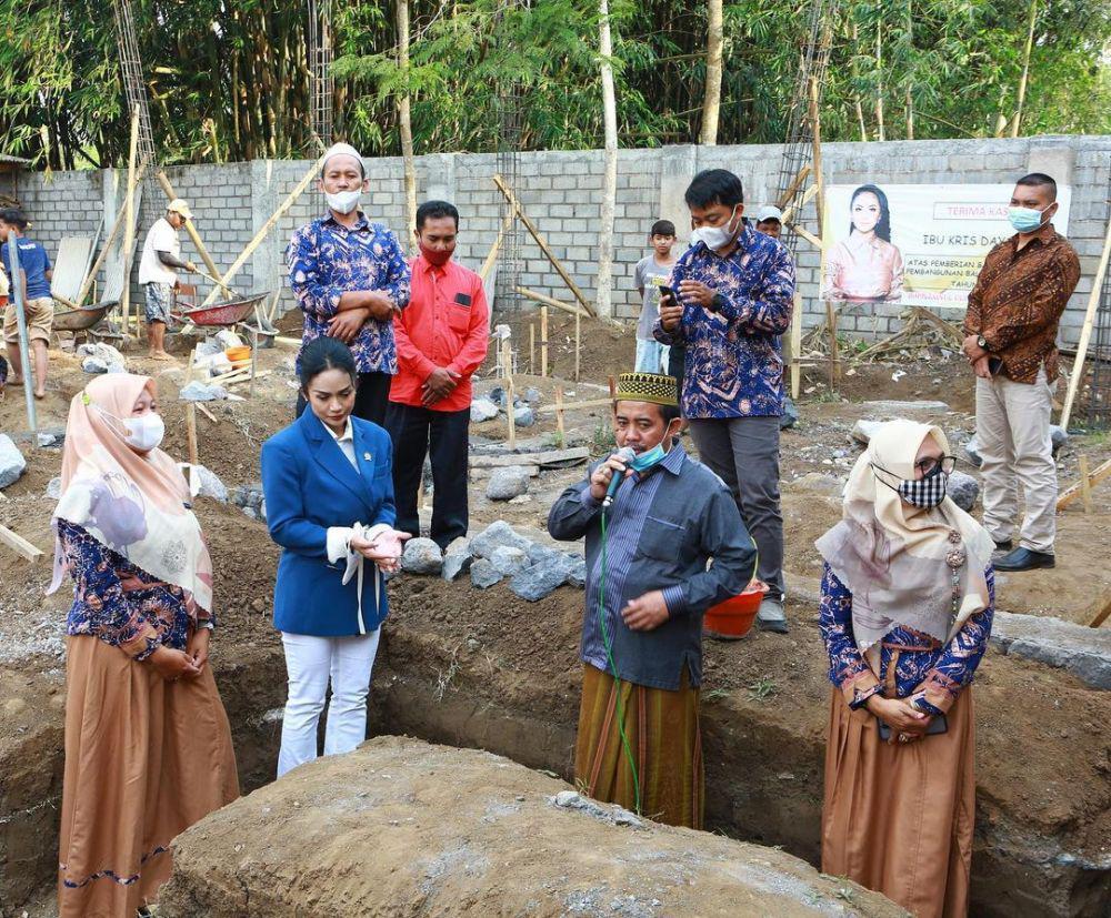 potret Krisdayanti dengan warga desa di Malang (instagram.com/krisdayantilemos)
