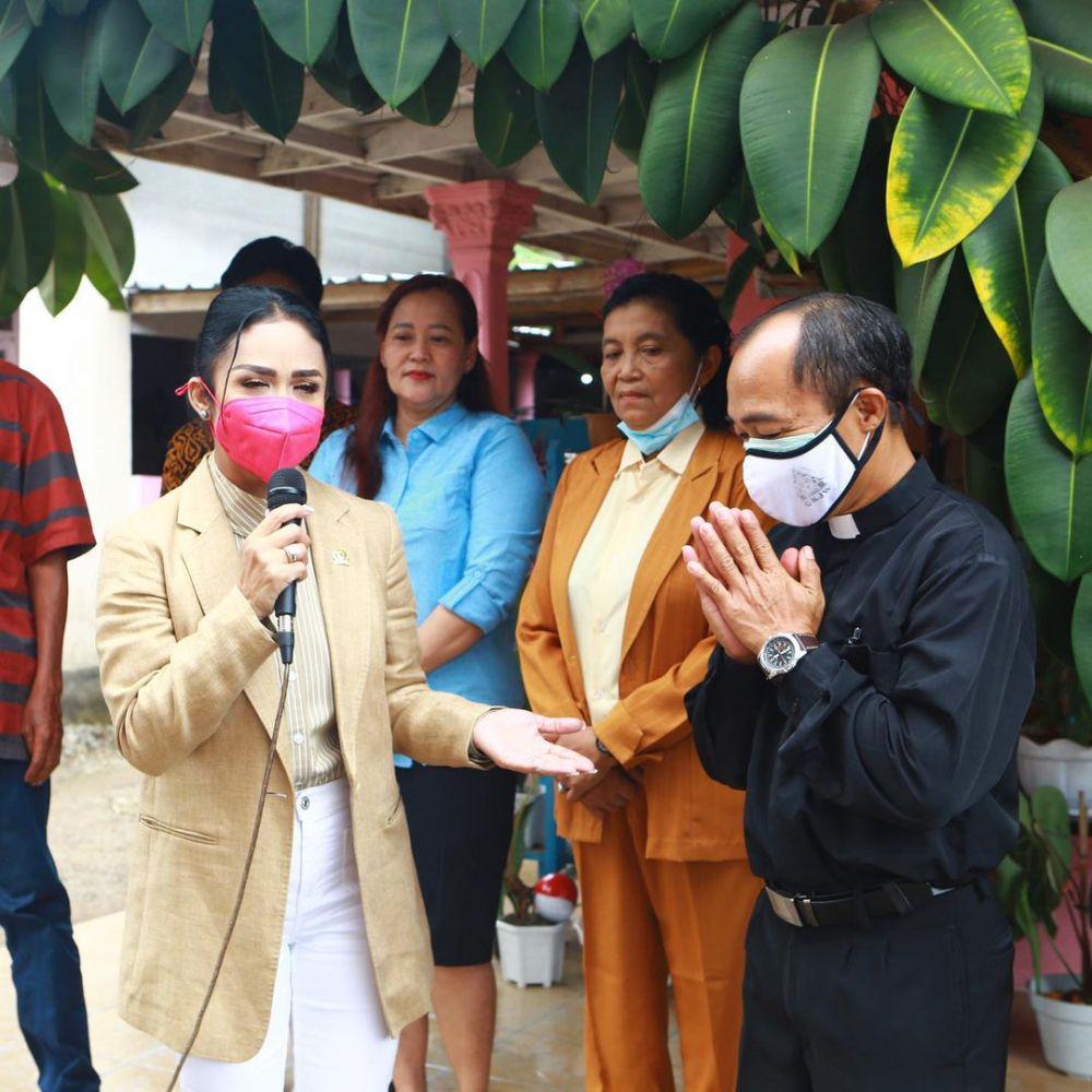 potret Krisdayanti dengan warga desa di Malang (instagram.com/krisdayantilemos)