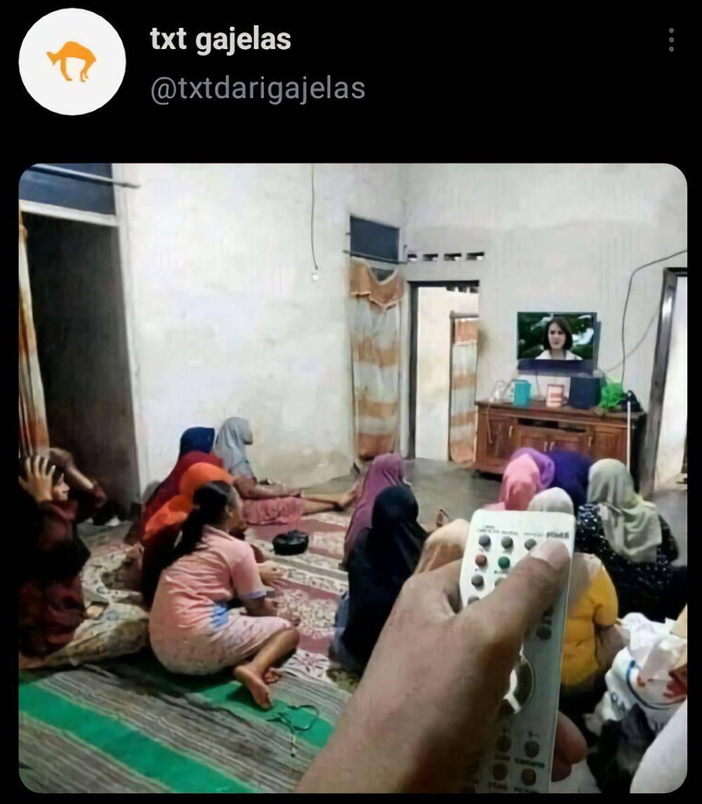 tweet lucu jika mengganggu emak-emak nonton (twitter.com/txtdarigajelas)
