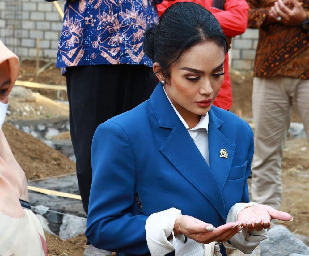 potret Krisdayanti dengan warga desa di Malang (instagram.com/krisdayantilemos)