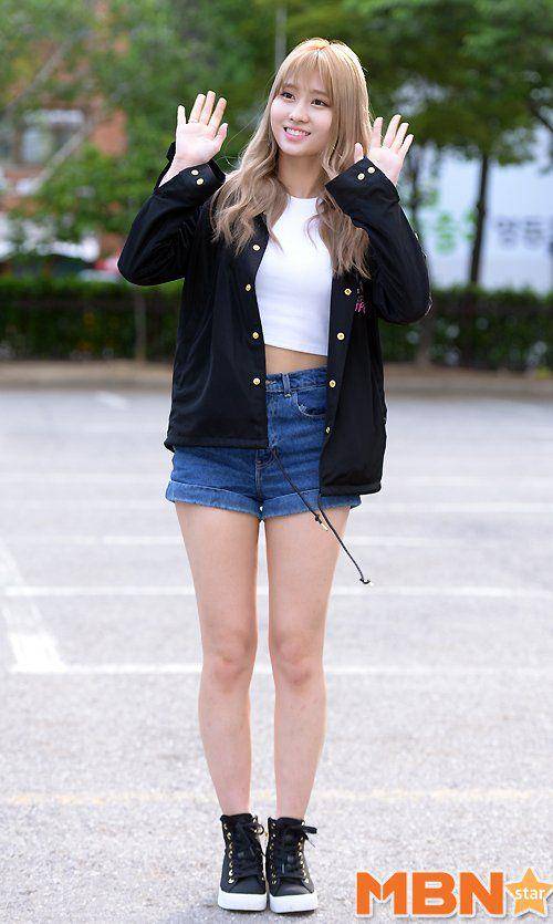 Celana jeans Momo Twice (twitter.com/TWICE_GLOBAL)