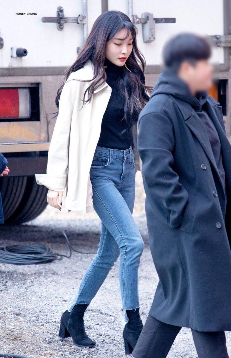Outfit Cungha (twitter.com/HONEY_CHUNG29)