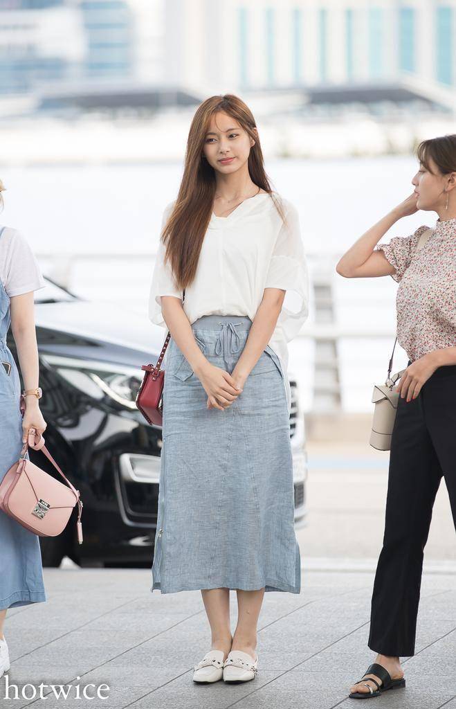 Bawahan rok ala Tzuyu Twice (twitter.com/hotwice)