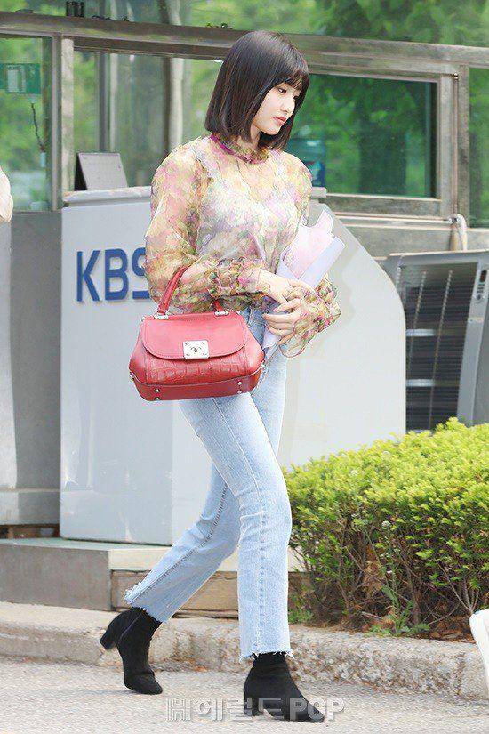Bawahan celana jeans Momo Twice (twitter.com/MomoHiraiDaily)