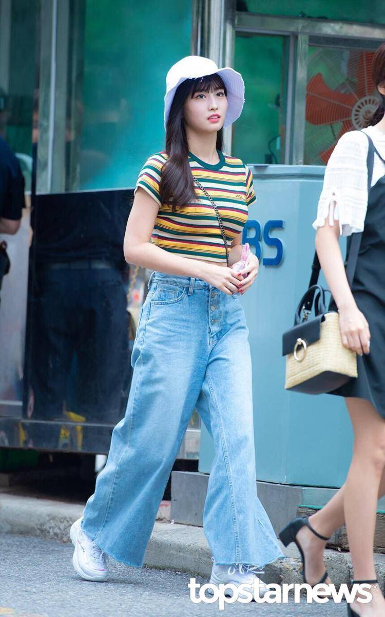 Celana jeans ala Momo Twice (twitter.com/HIRAIMOMO_th)