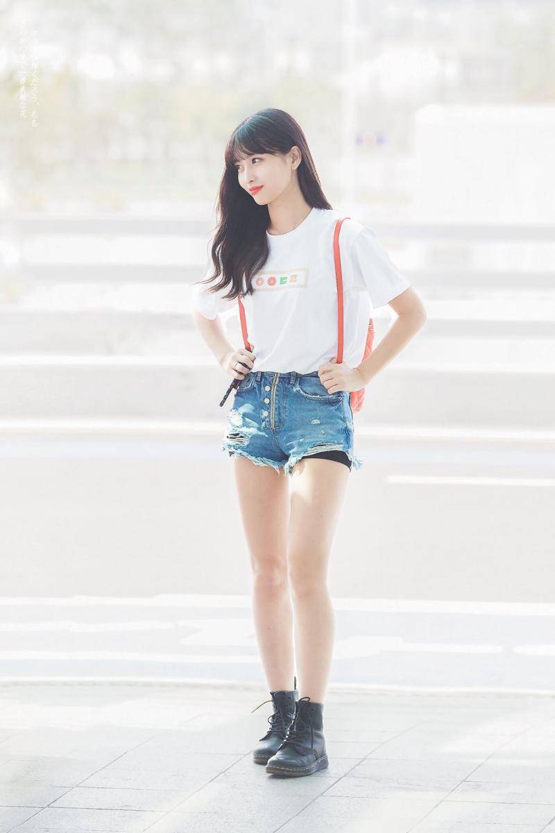 Celana jeans ala Momo Twice (twitter.com/cafe_hirai)