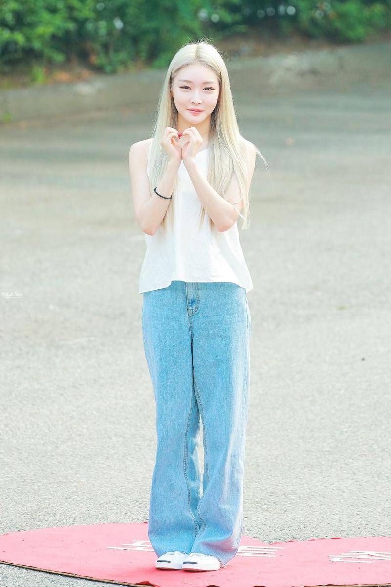 Outfit Cungha (twitter.com/WillBeThereDot)