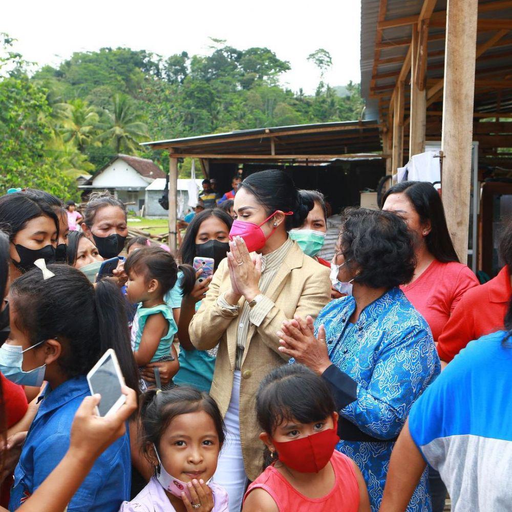 potret Krisdayanti dengan warga desa di Malang (instagram.com/krisdayantilemos)