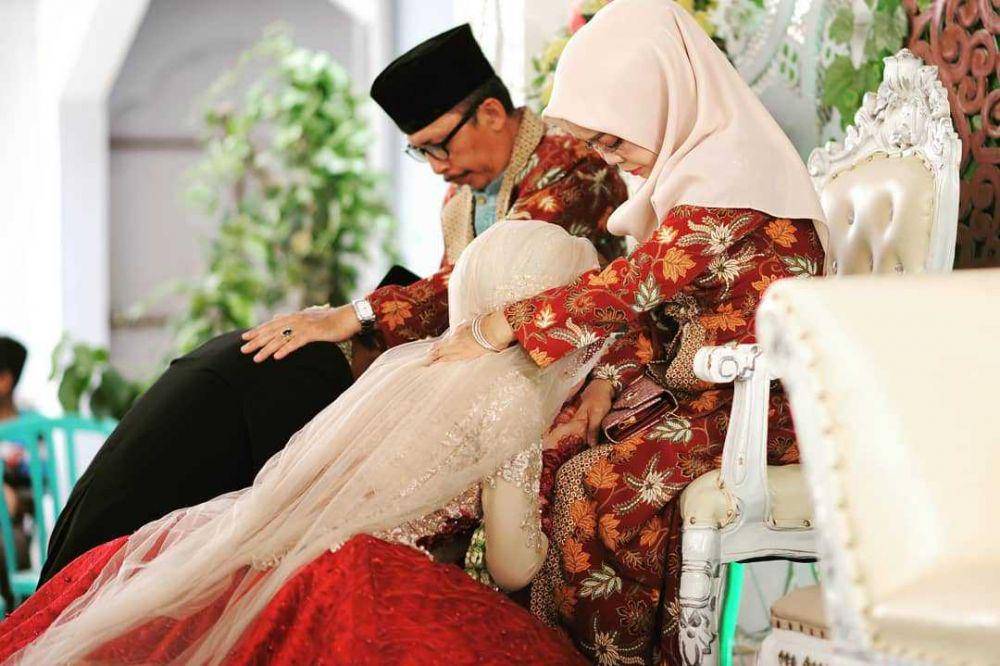 Adat sungkeman (instagram.com/nianiunnio)