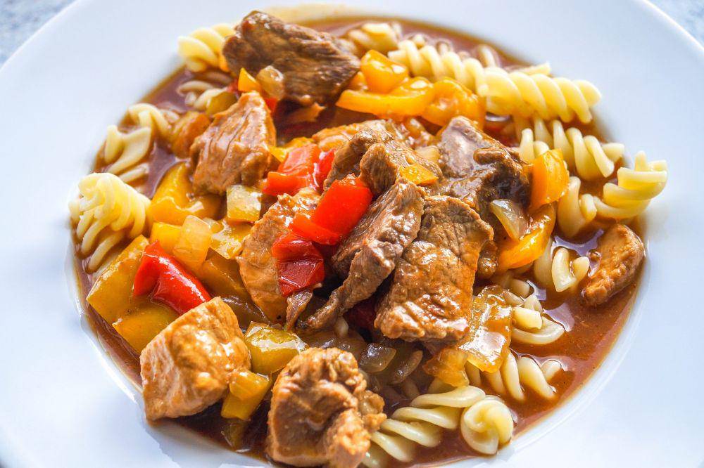 ilustrasi goulash with egg noodle (pixabay.com/Matthias Lipinski)