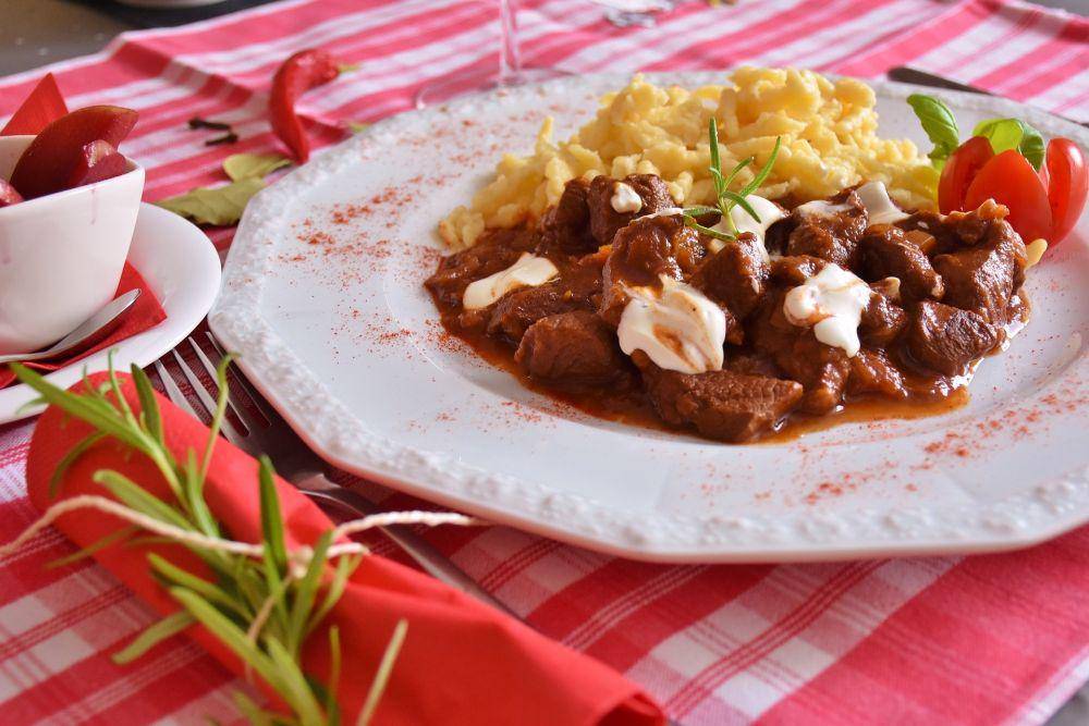 ilustrasi goulash with mashed (pixabay.com/RitaE)