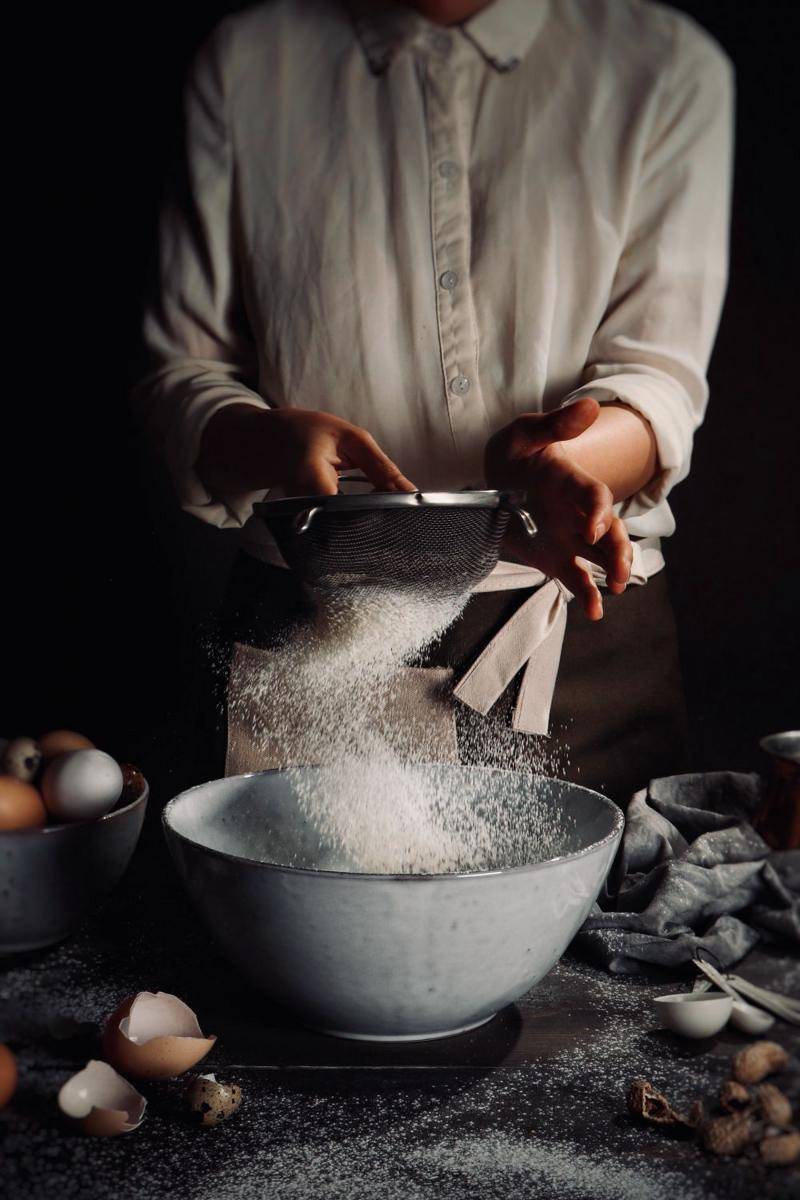 Mencampurkan adonan tepung(unsplash.com/hamidejy)