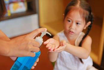 ilustrasi anak menggunakan hand sanitizer (cps.ca)