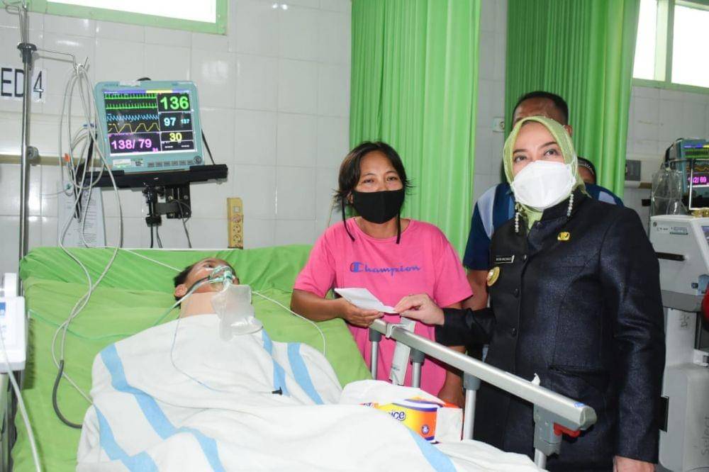 Bupati Musi Rawas Ratna Machmud mengecek kondisi korban (IDN Times/istimewa)