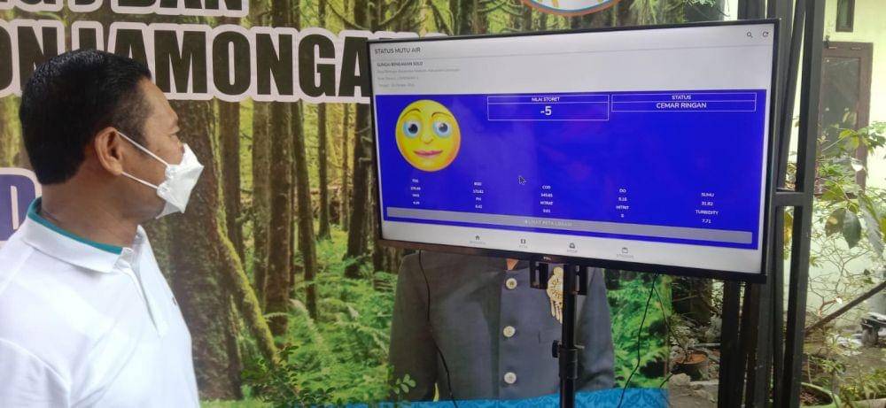 Bupati Lamongan Yuhronur Efendi saat melaunching aplikasi Onlimo di Kantor DLH Lamongan. IDN Times/Imron