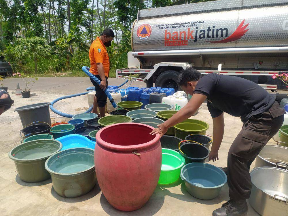 Pengiriman air bersih warga dusun Wonorejo, Desa Ngrimbi, Kecamatan Bareng, Jombang. IDN Times/Zainul Arifin