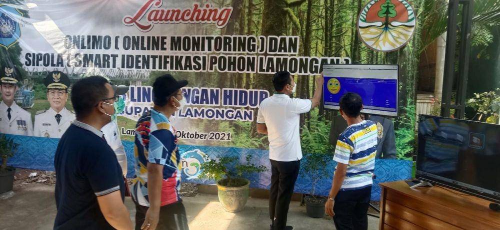 Bupati Lamongan Yuhronur Efendi saat melaunching aplikasi Onlimo di Kantor DLH Lamongan. IDN Times/Imron