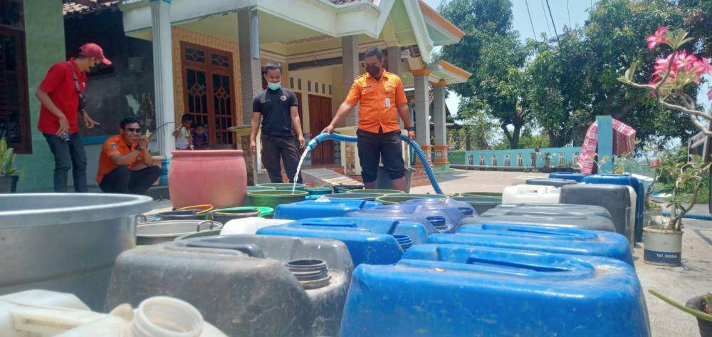 Pengiriman air bersih warga dusun Wonorejo, Desa Ngrimbi, Kecamatan Bareng, Jombang. IDN Times/Zainul Arifin