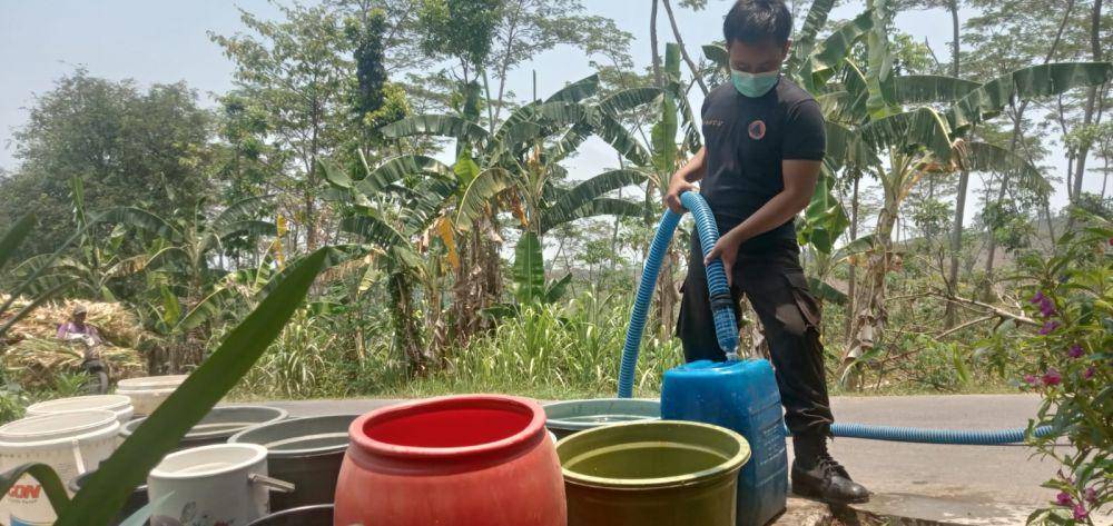 Pengiriman air bersih warga dusun Wonorejo, Desa Ngrimbi, Kecamatan Bareng, Jombang. IDN Times/Zainul Arifin