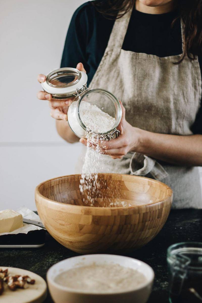 Mencampur adonan tepung (unsplash.com/martaroblesdiaz)
