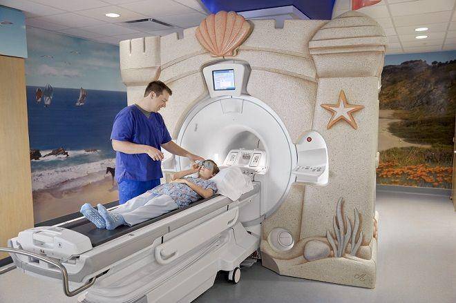 ilustrasi anak menjalani pemeriksaan MRI (healthier.stanfordchildrens.org)