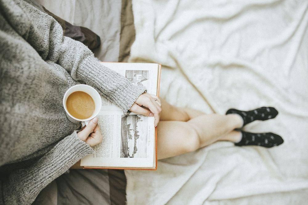 ilustrasi membaca buku (unsplash.com/Anthony Tran)