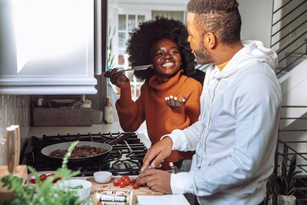 ilustrasi pasangan memasak (unsplash.com/Jimmy Dean)