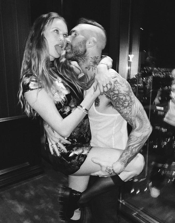 Adam Levine dan Behati Prinsloo (instagram.com/behatiprinsloo)