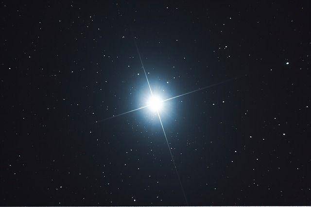 ilustrasi cahaya terang Sirius A di malam hari (pixabay.com/dom1706)