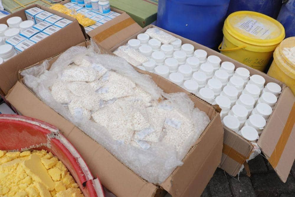 Bareskrim Polri musnahkan bahan baku obat ilegal yang diungkap di DIY. (dok. Humas Polri)