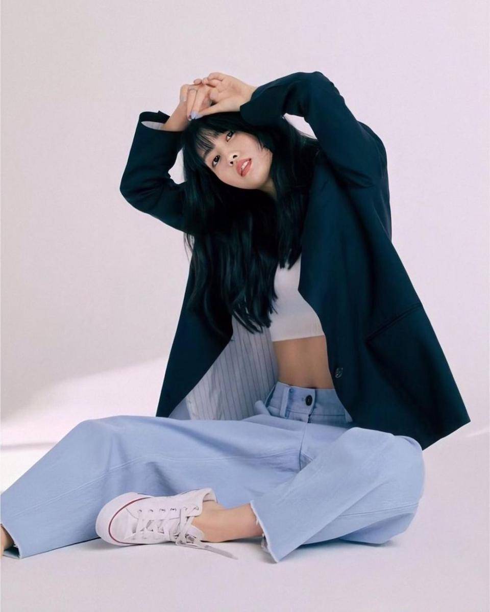 Bawahan celana jeans Momo Twice (instagram.com/twicexmomo)