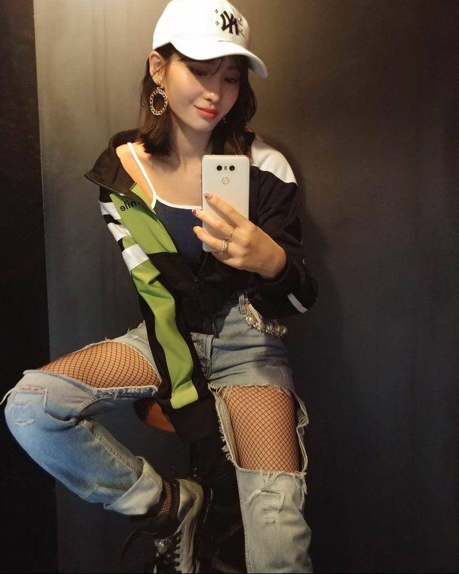 Bawahan celana jeans Momo Twice (instagram.com/momo.twice)
