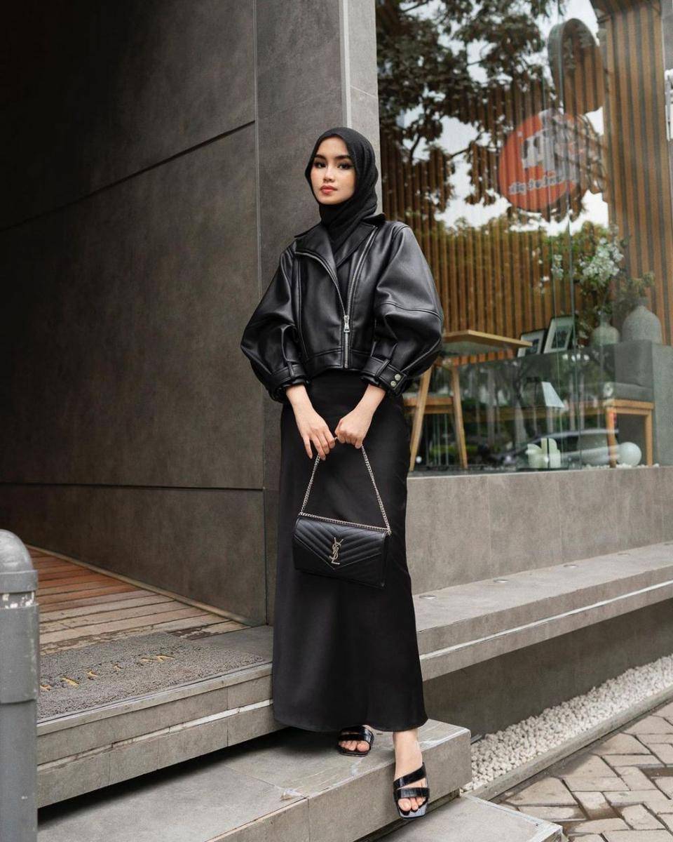 OOTD Serba Hitam (instagram.com/sashfir)