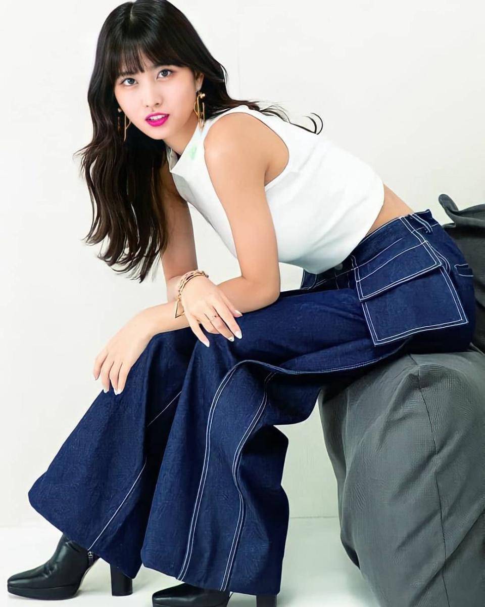 Bawahan celana jeans Momo Twice (instagram.com/momo_twice_o)