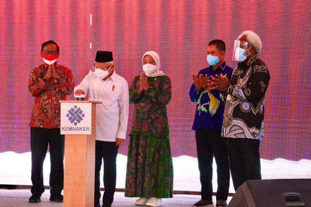 Wakil Presiden RI, KH Ma'ruf Amin, meresmikan pembangunan Balai Latihan Kerja (BLK) Komunitas di Papua dan Papua Barat. Peresmian secara simbolis dilangsungkan di Yayasan Global Mission International Indonesia (GMII), Sentani, Jayapura, Sabtu (16/10). (Dok. Kemnaker)