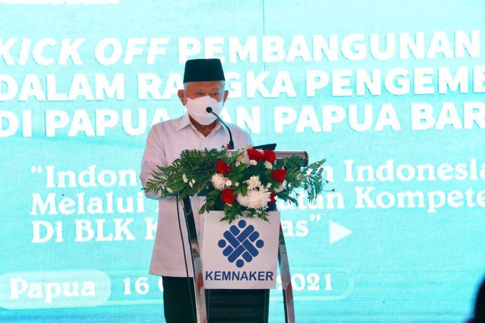 Wakil Presiden RI, KH Ma'ruf Amin, meresmikan pembangunan Balai Latihan Kerja (BLK) Komunitas di Papua dan Papua Barat. Peresmian secara simbolis dilangsungkan di Yayasan Global Mission International Indonesia (GMII), Sentani, Jayapura, Sabtu (16/10). (Dok. Kemnaker)