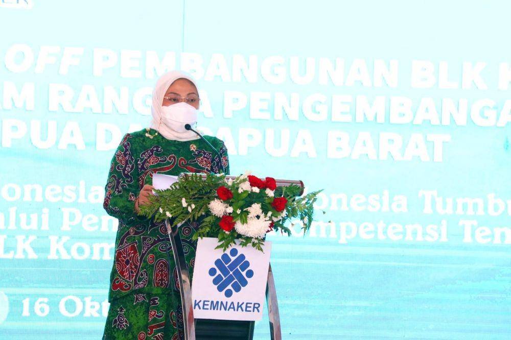 Menaker Ida Fauziyah menghadiri peresmian pembangunan Balai Latihan Kerja (BLK) Komunitas di Papua dan Papua Barat. Peresmian secara simbolis dilangsungkan di Yayasan Global Mission International Indonesia (GMII), Sentani, Jayapura, Sabtu (16/10). (Dok. Kemnaker) 