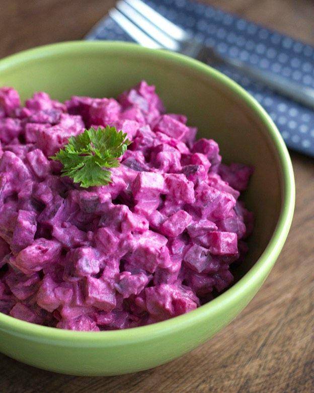 rosolje, salad khas Estonia dengan warna fuchsia (instagram.com/naminamiretseptikogu)