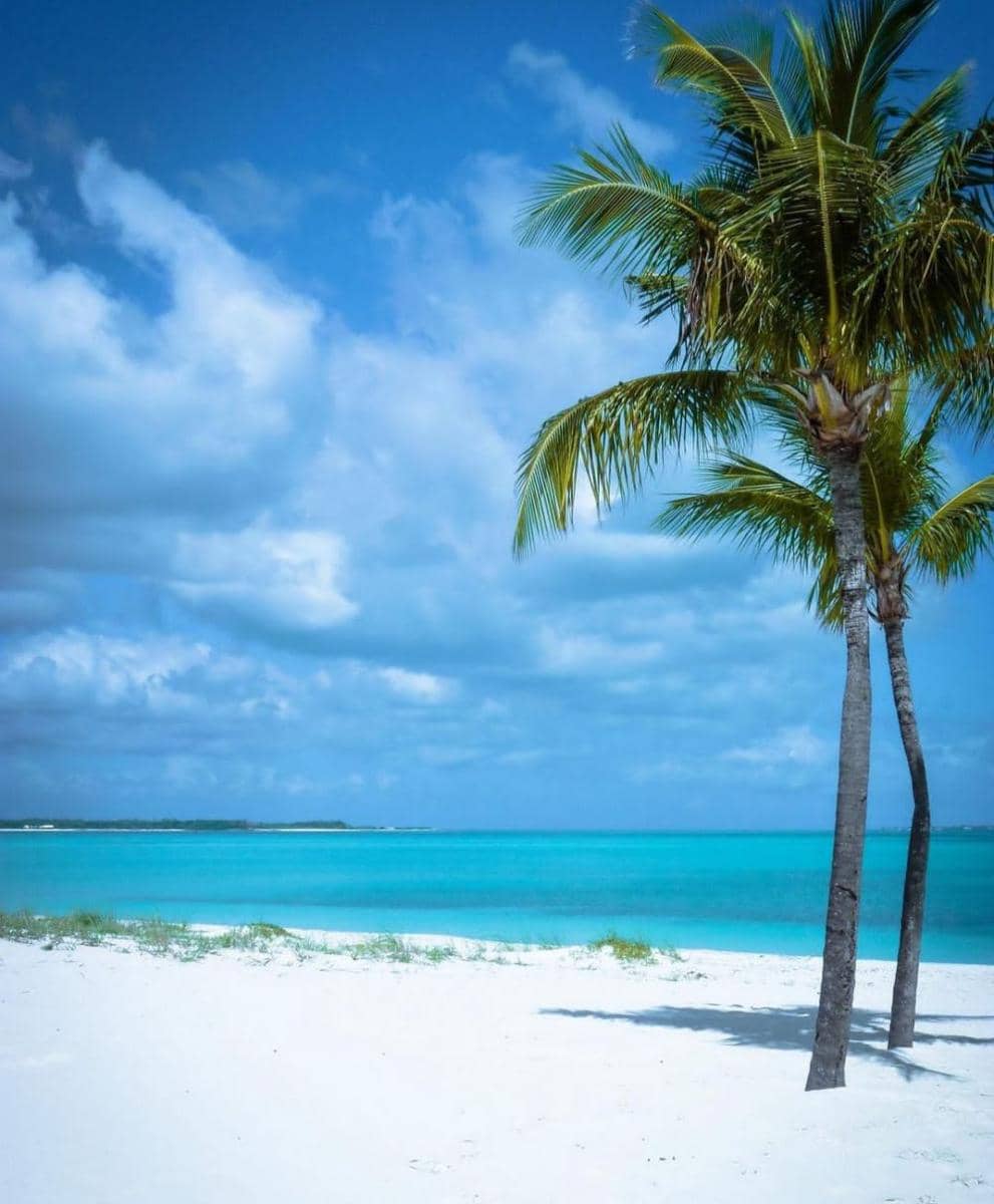 Treasure Cay Beach (instagram.com/hisandherholiday)
