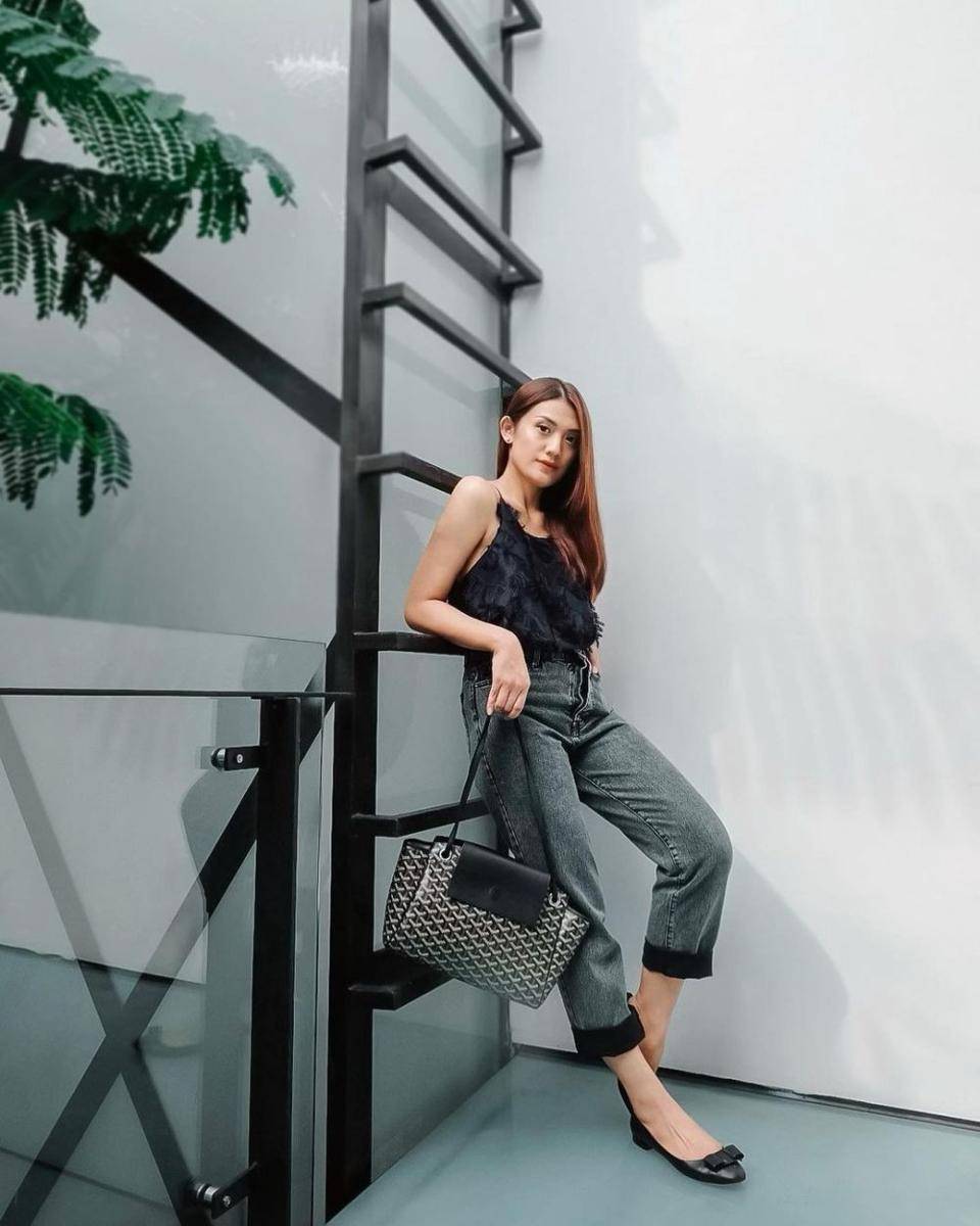 OOTD Serba Hitam (instagram.com/anisaaziza)