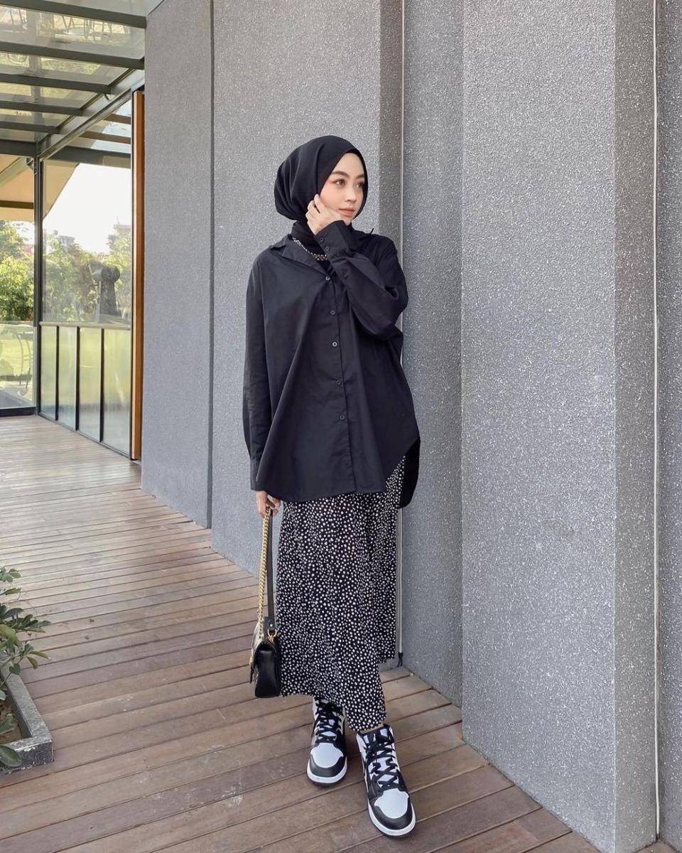 OOTD Serba Hitam (instagram.com/meiraniap)