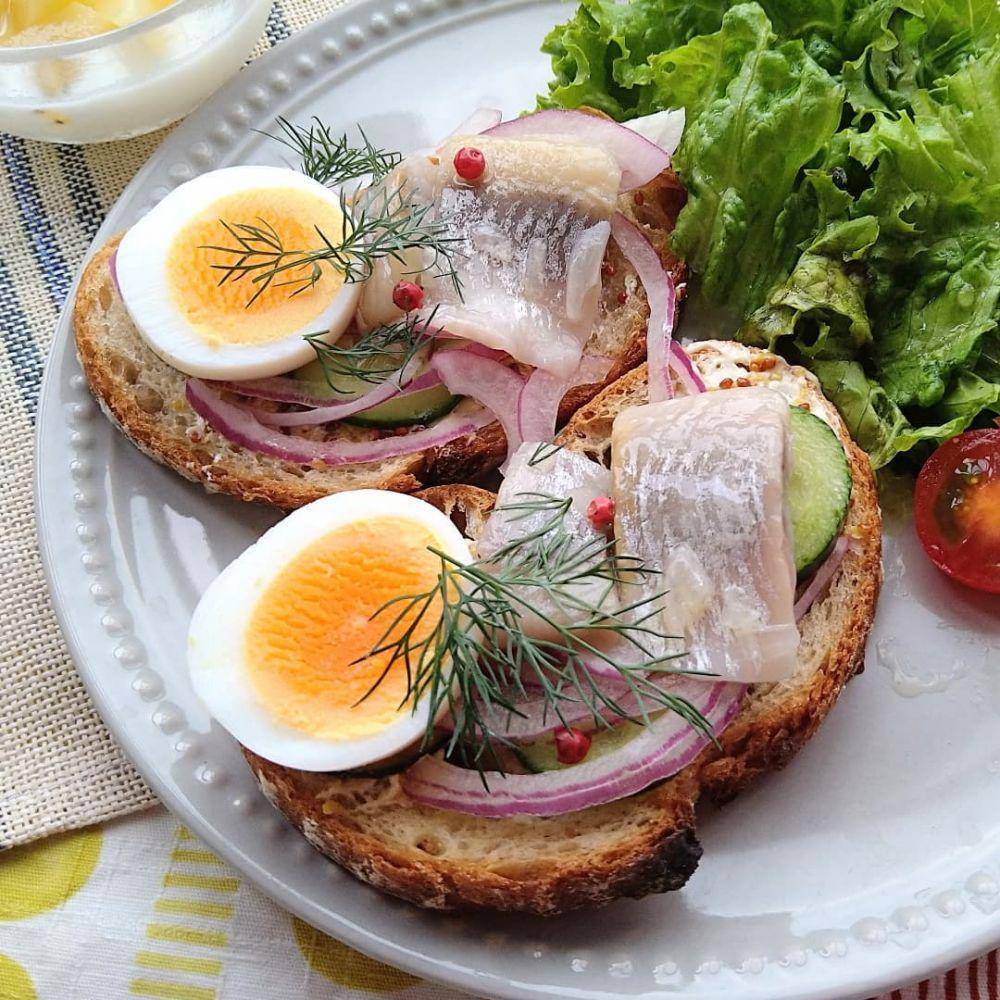 kiluvõileib, sandwich khas Estonia (instagram.com/rumi_to_pon)
