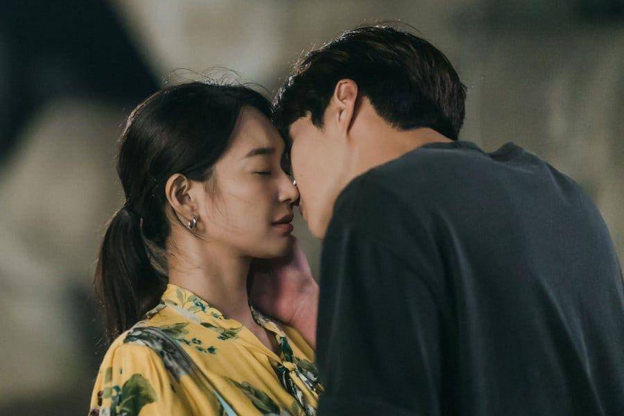 Shin Min Ah dan Kim Seon Ho dalam drama Hometown Cha-Cha-Cha (dok. tvN/Hometown Cha-Cha-Cha)