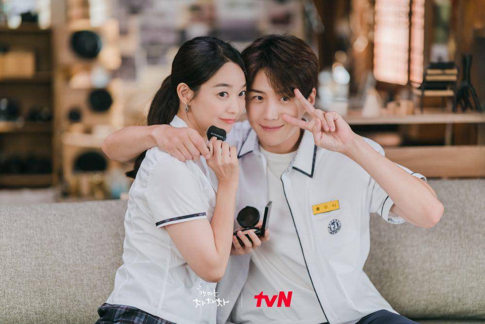 Shin Min Ah dan Kim Seon Ho dalam drama Hometown Cha-Cha-Cha (dok. tvN/Hometown Cha-Cha-Cha)