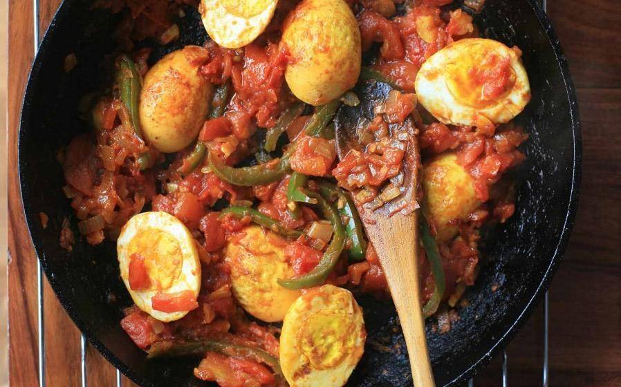 Ilustrasi memasak kari telur (girlcooksworld.com)
